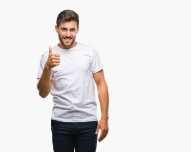 Yakışıklı delikanlı hareketi el ile mutlu yaşasın yapıyor izole arka plan üzerinde. Kameraya bakarak başarı gösteren ile ifade onaylama.