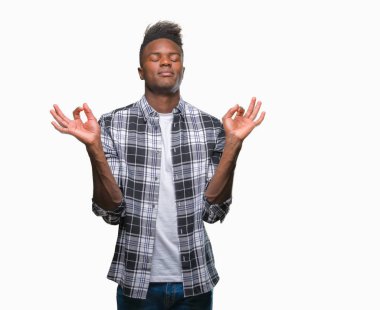 Genç Afro-Amerikan adam izole arka plan üzerinde dinlenmek ve gülümseyen gözlerle parmak ile meditasyon jest yapıyor kapalı. Yoga kavramı.