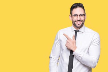 İzole arka neşeli bir gülümseme ile el ve parmak kadar yan yüzünde mutlu ve doğal ifade ile işaret yüz üzerinden gözlüklü genç yakışıklı iş adamı