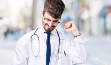 Üzerinde hastane ceket giyen genç doktor adam arka plan geri uzanan izole, yorgun ve rahat, Uykulu ve erken sabah esneme