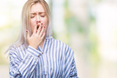 Sarışın genç kadın izole arka plan üzerinde el ile ağız kapsayan yorgun esneme sıkılmış. Restless ve uyku hali.