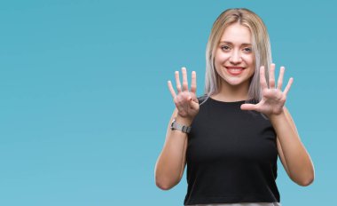 Sarışın genç kadın gösterilen ve parmakları ile işaret izole arka plan üzerinde numara 9 kendinden emin ve mutlu gülümseyerek süre.