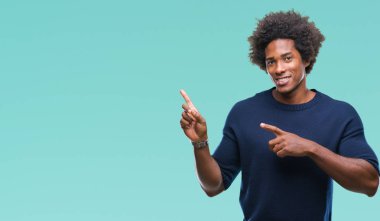 Gülümseyen ve iki elleri ve parmakları ile tarafına işaret kamera bakarak izole arka plan üzerinde Afro Amerikalı adam.