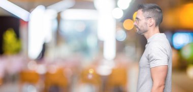 Genç yakışıklı adam giyen güneş gözlüğü izole arka tarafına, seyir üzerinde dinlenmek doğal yüz emin gülümseme ile pozuyla profili.