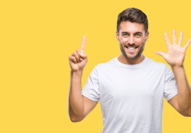 Yakışıklı delikanlı gösterilen ve parmakları ile işaret izole arka plan üzerinde kendinden emin ve mutlu gülümseyerek süre 6 numara.