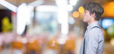 genç yakışıklı beyaz adam