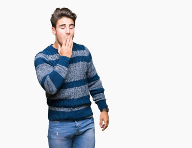 Yakışıklı delikanlı izole arka plan üzerinde el ile ağız kapsayan yorgun esneme sıkılmış. Restless ve uyku hali.