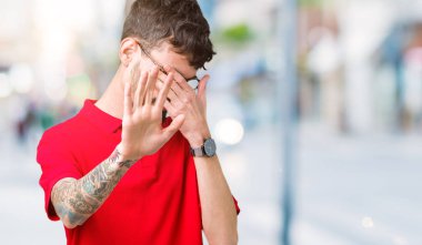 Yakışıklı delikanlı üzerinde gözlük takan izole elleriyle gözlerini kapsayan arka plan ve stop jest ile acı ve korku ifadesi. Utandım ve negatif kavramı.