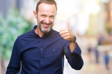 Orta yaş hareketi el ile mutlu yaşasın yapıyor izole arka plan üzerinde ağarmış komuta sizde. Kameraya bakarak başarı gösteren ile ifade onaylama.