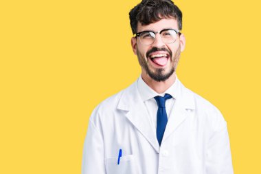Dilini izole arka plan üzerinde beyaz önlük giyen genç profesyonel bilim adam out komik ifade ile mutlu. Duygu kavramı.