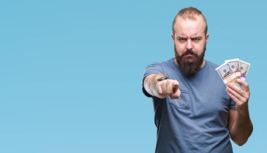 Genç hipster adam holding grup izole arka kamera ve size parmak ile işaret üzerinde para el işareti, pozitif ve kendinden emin bir jest ön