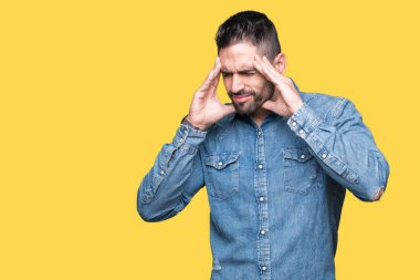 Çünkü genç yakışıklı adam arka plan baş baş ağrısı için el ile izole stres. Migren muzdarip.