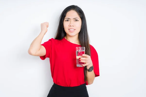 Joven Morena Bebiendo Vaso Agua Sobre Fondo Aislado Molesta Frustrada — Foto de Stock