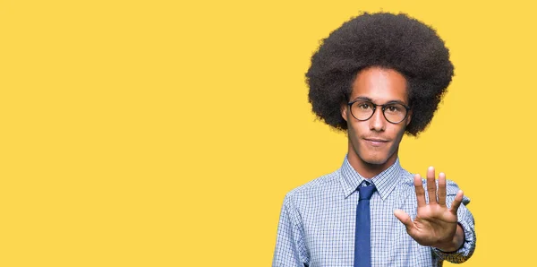 Jovem Empresário Afro Americano Com Cabelo Afro Vestindo Óculos Fazendo — Fotografia de Stock