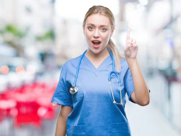 Mladá Blondýna Chirurg Doktor Žena Izolované Pozadí Ukazující Prst Úspěšným — Stock fotografie