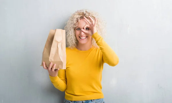 Junge Blonde Frau Über Grunge Grauen Hintergrund Hält Lunch Papiertüte — Stockfoto