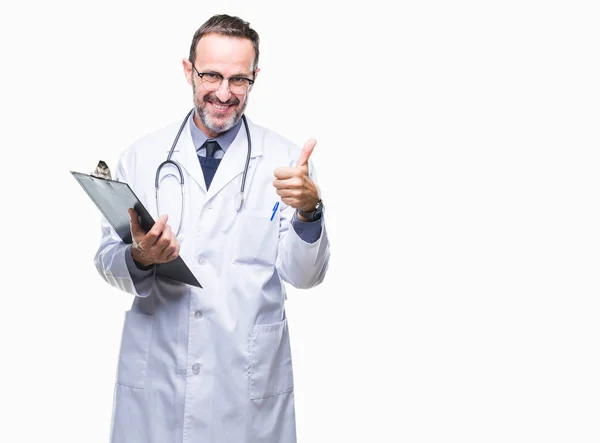 中年资深医生人拿着剪贴板在孤立的背景下快乐的大微笑做 拇指与手指 优秀的标志 — 图库照片