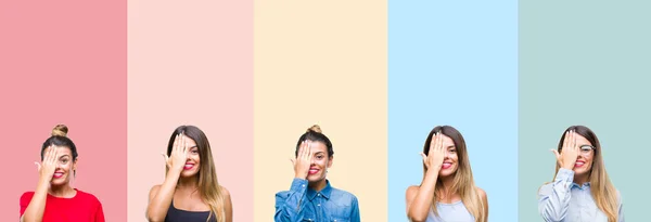 다채로운 줄무늬 얼굴과 놀라운 감정에 미소와 손으로 여자의 콜라주 — 스톡 사진