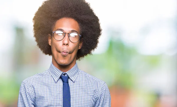 Νεαρός Αφρικανική Αμερικανική Επιχείρηση Άνθρωπος Άφρο Μαλλιά Φορώντας Γυαλιά Κάνοντας — Φωτογραφία Αρχείου