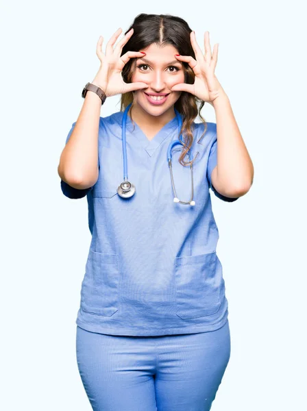 Jovem Médico Adulto Mulher Vestindo Uniforme Médico Tentando Abrir Olhos — Fotografia de Stock