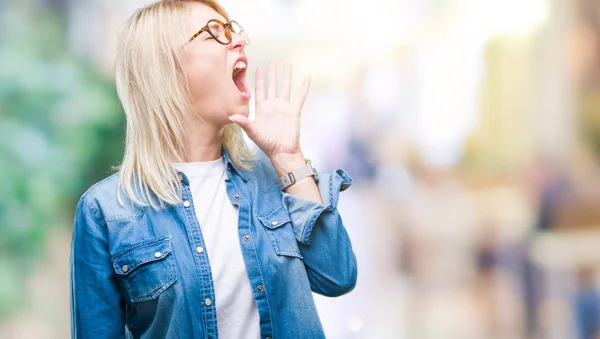 Young Beautiful Blonde Woman Wearing Glasses Isolated Background Shouting Screaming — Stock Photo, Image