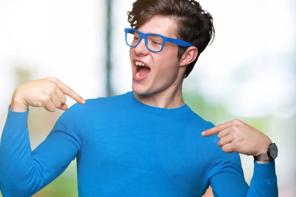 Joven Hombre Guapo Con Gafas Azules Sobre Fondo Aislado Mirando —  Fotos de Stock