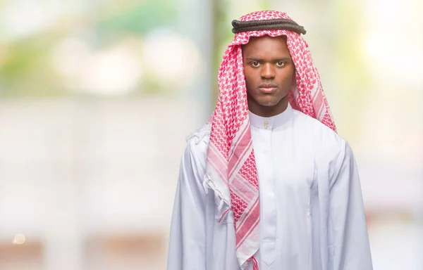 Jeune Homme Arabique Africain Portant Keffiyeh Traditionnel Sur Fond Isolé — Photo