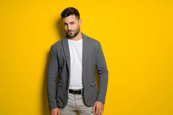 Junger Schöner Mann Posiert Und Modelliert Über Gelbem Isolierten Hintergrund — Stockfoto