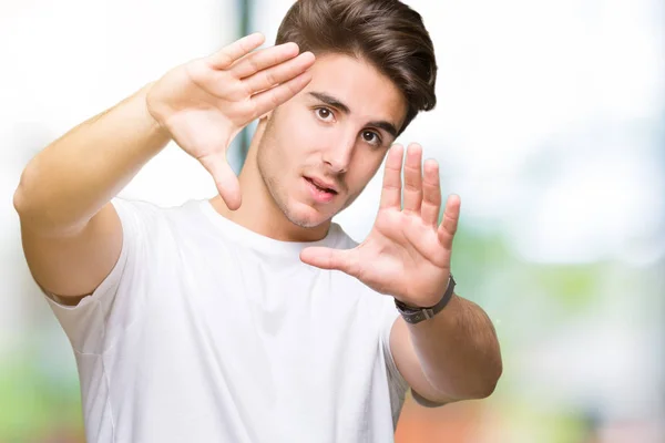 Jovem Bonito Homem Vestindo Branco Shirt Sobre Isolado Fundo Sorrindo — Fotografia de Stock