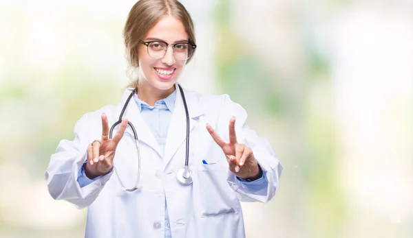 Linda Jovem Mulher Médica Loira Vestindo Uniforme Médico Sobre Fundo — Fotografia de Stock