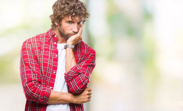 英俊的西班牙人模型男子在孤立的背景下思考看起来累了 厌倦了与交叉武器抑郁症问题 — 图库照片