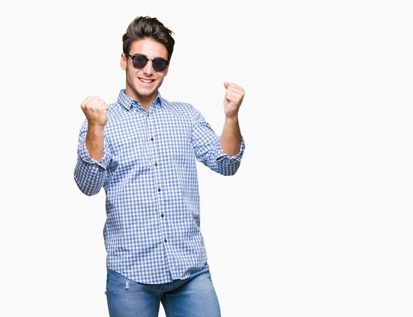 Joven Hombre Guapo Con Gafas Sol Sobre Fondo Aislado Celebrando —  Fotos de Stock