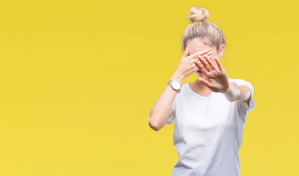 Joven Mujer Rubia Hermosa Con Camiseta Blanca Sobre Fondo Aislado —  Fotos de Stock