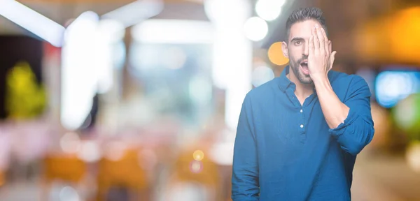 Joven Hombre Guapo Sobre Fondo Aislado Cubriendo Ojo Con Mano —  Fotos de Stock