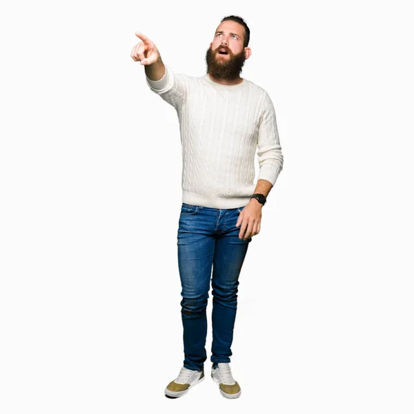 Joven Hombre Hipster Vistiendo Suéter Invierno Señalando Con Dedo Sorprendido —  Fotos de Stock