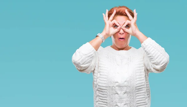 Atractiva Mujer Pelirroja Caucásica Mayor Vistiendo Suéter Invierno Sobre Fondo — Foto de Stock