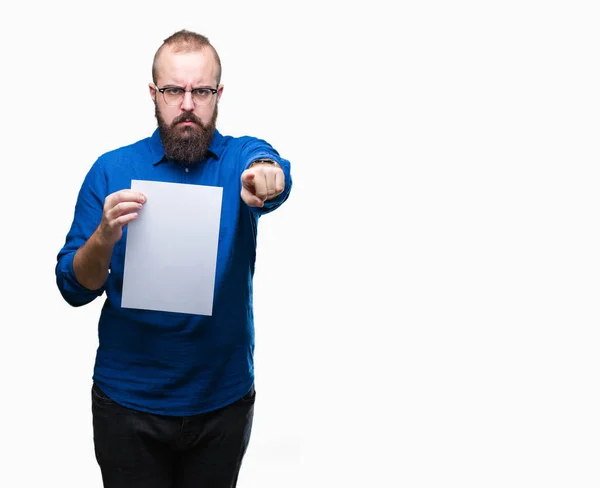 Homem Jovem Hipster Usando Óculos Segurando Papel Branco Sobre Fundo — Fotografia de Stock