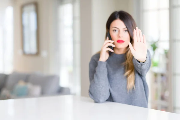 Молодая Красивая Женщина Разговаривает Телефону Дома Открытой Рукой Делает Знак — стоковое фото