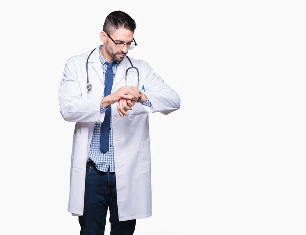 Guapo Joven Doctor Hombre Sobre Fondo Aislado Comprobación Hora Reloj —  Fotos de Stock