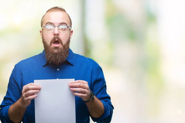 Jovem Hipster Homem Vestindo Óculos Segurando Papel Branco Sobre Fundo — Fotografia de Stock