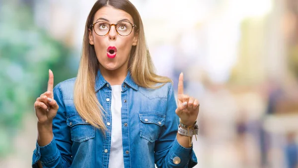 Joven Hermosa Mujer Sobre Uso Gafas Sobre Fondo Aislado Sorprendido — Foto de Stock