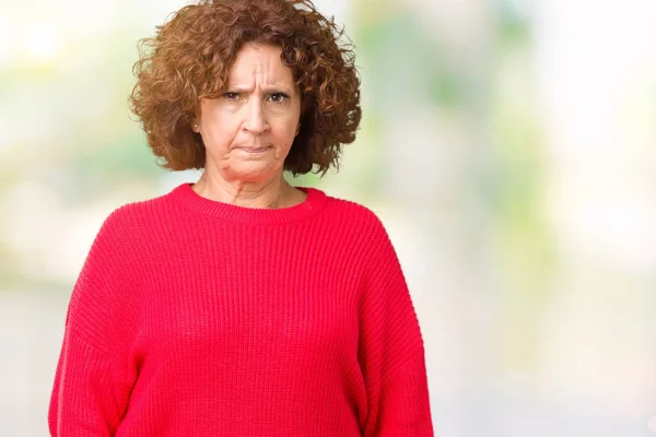 Schöne Seniorin Mittleren Alters Roten Winterpullover Über Isoliertem Hintergrund Skeptisch — Stockfoto