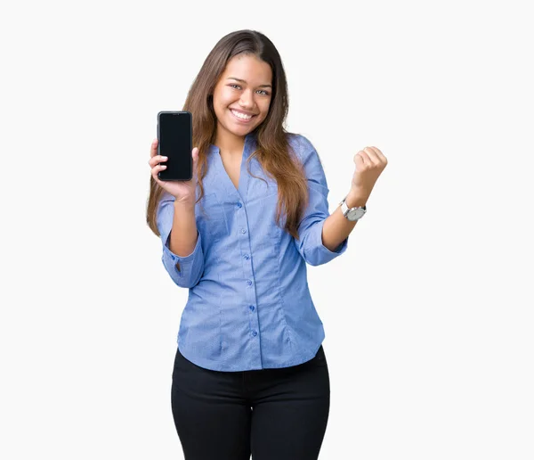 年轻美丽的黑发女商人显示屏幕的智能手机在孤立的背景尖叫骄傲和庆祝胜利和成功非常兴奋 欢呼的情感 — 图库照片