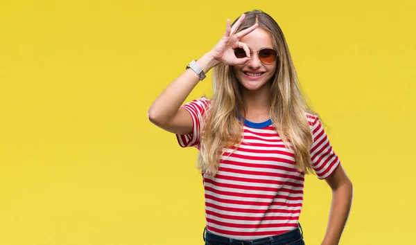 Jovem Mulher Loira Bonita Usando Óculos Sol Sobre Fundo Isolado — Fotografia de Stock