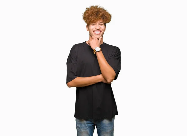 Stilig Ung Man Med Afro Hår Iklädd Svart Shirt Ser — Stockfoto