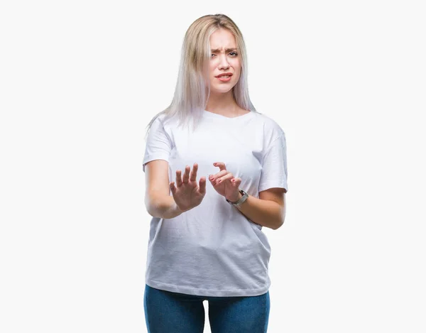 Młoda Blond Kobieta Białym Tle Oburzony Wyrażenie Niezadowolony Straszne Robi — Zdjęcie stockowe