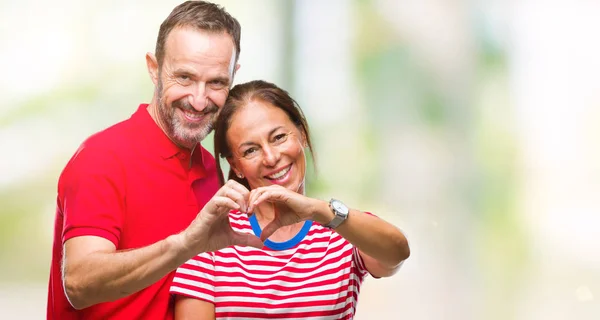 Coppia Ispanica Mezza Età Innamorata Sfondo Isolato Sorridente Amore Mostrando — Foto Stock