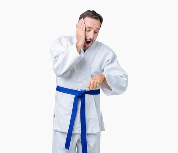 Bonito Homem Meia Idade Sênior Vestindo Uniforme Quimono Sobre Fundo — Fotografia de Stock