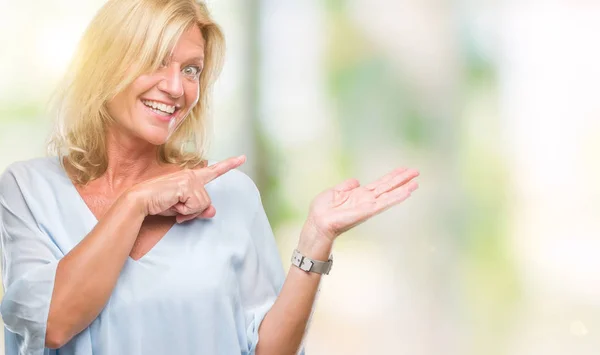 Blonde Geschäftsfrau Mittleren Alters Mit Isoliertem Hintergrund Erstaunt Und Lächelnd — Stockfoto