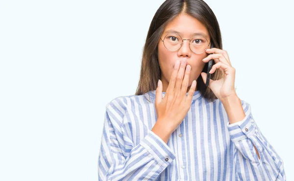 Giovane Donna Asiatica Che Parla Telefono Sfondo Isolato Coprire Bocca — Foto Stock
